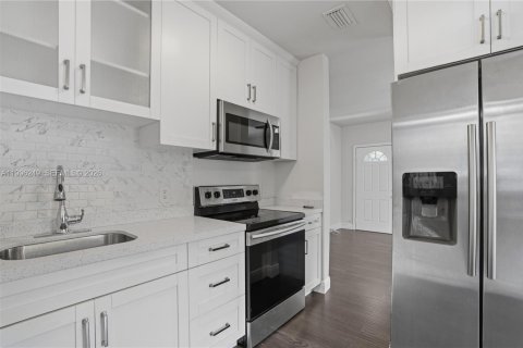 Casa en venta en Opa-locka, Florida, 2 dormitorios, 80.08 m2 № 2058221 - foto 14