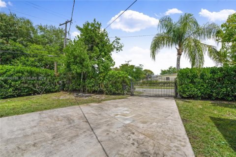 Casa en venta en Opa-locka, Florida, 2 dormitorios, 80.08 m2 № 2058221 - foto 3