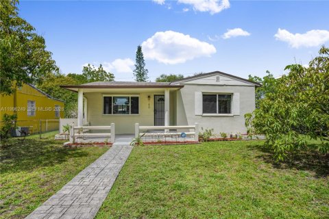 Casa en venta en Opa-locka, Florida, 2 dormitorios, 80.08 m2 № 2058221 - foto 7