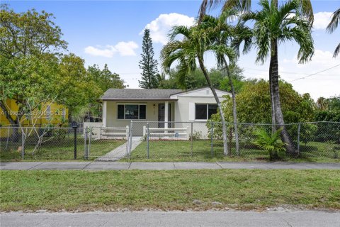 Casa en Opa-locka, Florida 2 dormitorios, 80.08 m2 № 2058221