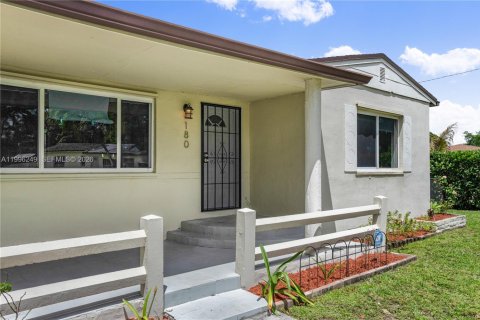 Casa en venta en Opa-locka, Florida, 2 dormitorios, 80.08 m2 № 2058221 - foto 2