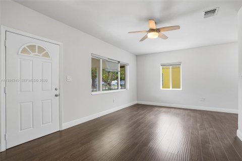 Casa en venta en Opa-locka, Florida, 2 dormitorios, 80.08 m2 № 2058221 - foto 9