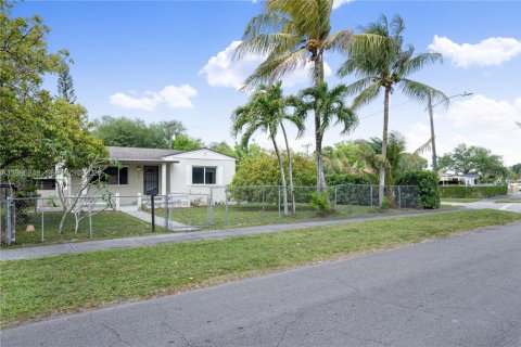 Casa en venta en Opa-locka, Florida, 2 dormitorios, 80.08 m2 № 2058221 - foto 5