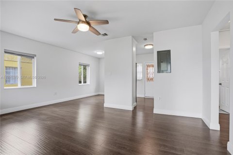 Casa en venta en Opa-locka, Florida, 2 dormitorios, 80.08 m2 № 2058221 - foto 8