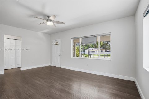 Casa en venta en Opa-locka, Florida, 2 dormitorios, 80.08 m2 № 2058221 - foto 11