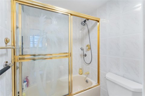 Купить кондоминиум в Серфсайд, Флорида 1 спальня, 86.31м2, № 2012789 - фото 10