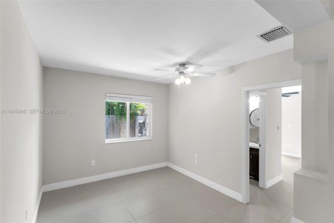 House in Key Largo, Florida 3 bedrooms, 127.46 sq.m. № 2002722 - photo 8