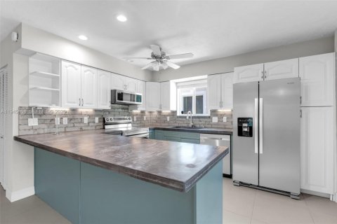 House in Key Largo, Florida 3 bedrooms, 127.46 sq.m. № 2002722 - photo 7