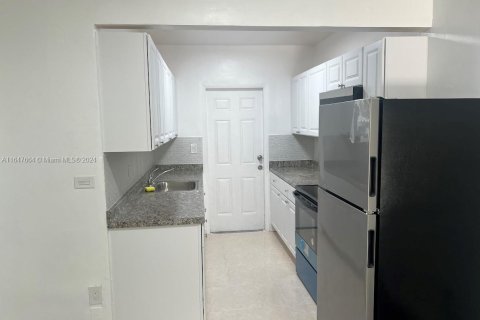 Condo in North Miami Beach, Florida, 2 bedrooms  № 1811567 - photo 2