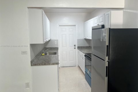 Condo in North Miami Beach, Florida, 2 bedrooms  № 1811567 - photo 1