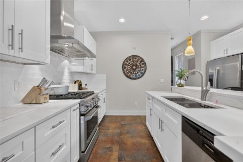 Townhouse in Winter Park, Florida 2 bedrooms, 171.96 sq.m. № 2287760 - photo 6