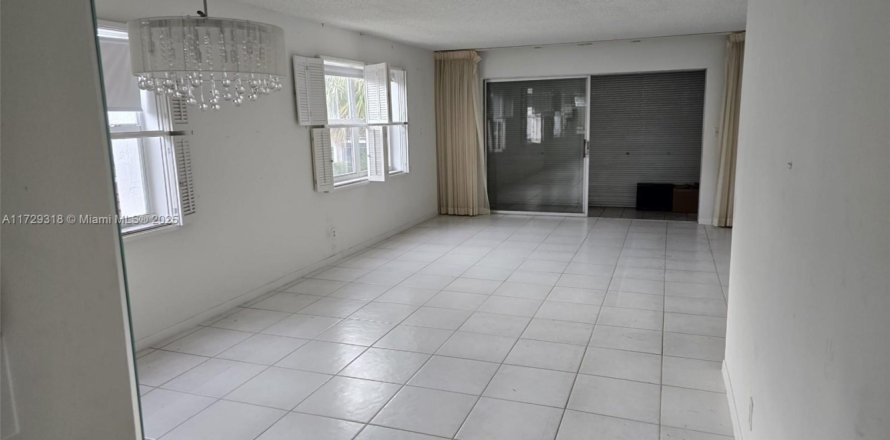 Condo in Lauderhill, Florida, 2 bedrooms  № 1953409