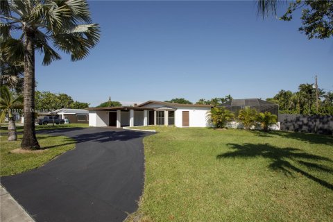 Villa ou maison à louer à Miami, Floride: 3 chambres, 162.58 m2 № 1970734 - photo 2