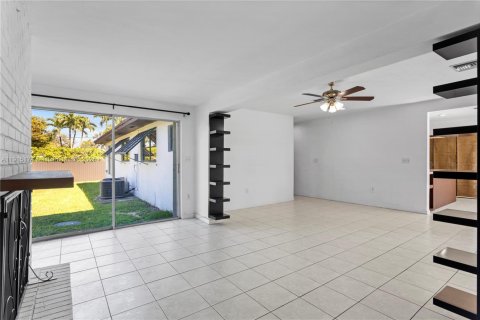 Villa ou maison à louer à Miami, Floride: 3 chambres, 162.58 m2 № 1970734 - photo 16