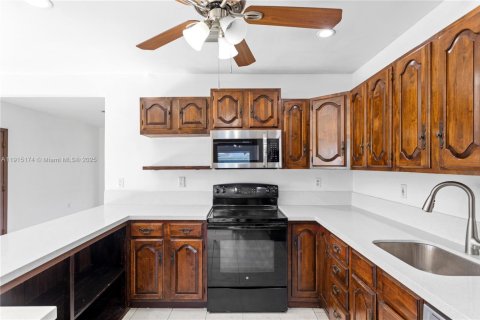 Villa ou maison à louer à Miami, Floride: 3 chambres, 162.58 m2 № 1970734 - photo 12