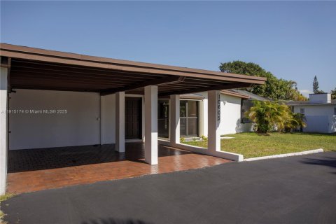 Villa ou maison à louer à Miami, Floride: 3 chambres, 162.58 m2 № 1970734 - photo 4