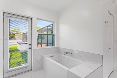 Villa ou maison à louer à Miami, Floride: 3 chambres, 162.58 m2 № 1970734 - photo 30