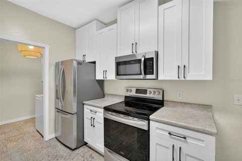 Condo in Haines City, Florida, 2 bedrooms  № 1901987 - photo 7