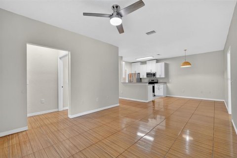 Condo in Haines City, Florida, 2 bedrooms  № 1901987 - photo 14