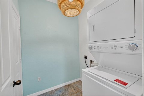 Condo in Haines City, Florida, 2 bedrooms  № 1901987 - photo 9