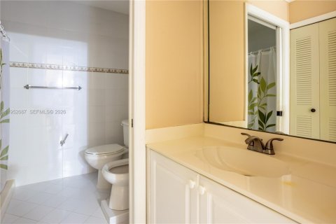 Villa ou maison à vendre à Miami, Floride: 4 chambres, 164.99 m2 № 2008569 - photo 21