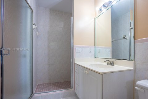 Villa ou maison à vendre à Miami, Floride: 4 chambres, 164.99 m2 № 2008569 - photo 15