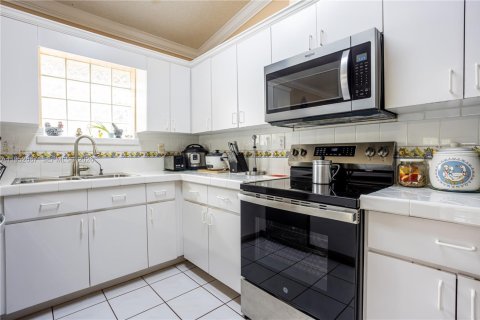 Villa ou maison à vendre à Miami, Floride: 4 chambres, 164.99 m2 № 2008569 - photo 8