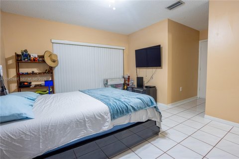 Villa ou maison à vendre à Miami, Floride: 4 chambres, 164.99 m2 № 2008569 - photo 13