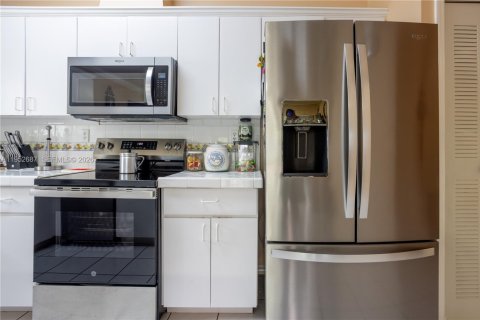 Villa ou maison à vendre à Miami, Floride: 4 chambres, 164.99 m2 № 2008569 - photo 7