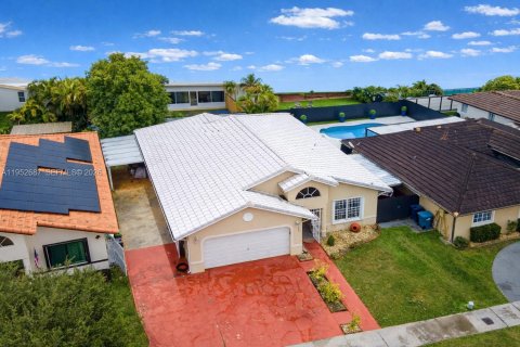 Villa ou maison à vendre à Miami, Floride: 4 chambres, 164.99 m2 № 2008569 - photo 2