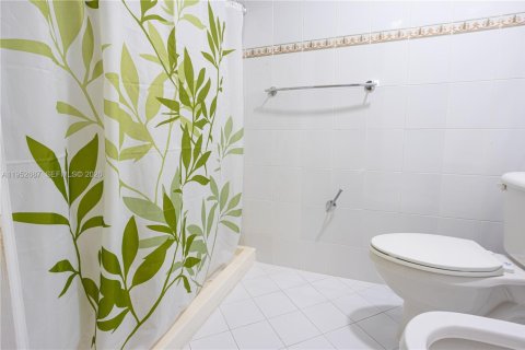 Villa ou maison à vendre à Miami, Floride: 4 chambres, 164.99 m2 № 2008569 - photo 19