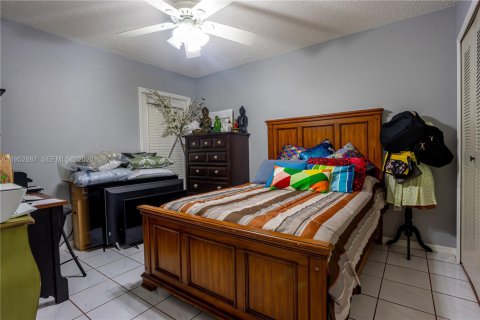 Villa ou maison à vendre à Miami, Floride: 4 chambres, 164.99 m2 № 2008569 - photo 18