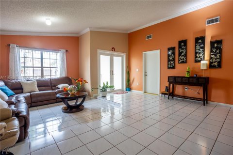 Villa ou maison à vendre à Miami, Floride: 4 chambres, 164.99 m2 № 2008569 - photo 5