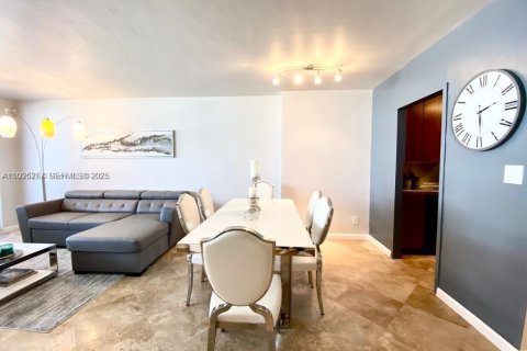 Condo in Miami Beach, Florida, 1 bedroom  № 2076747 - photo 2