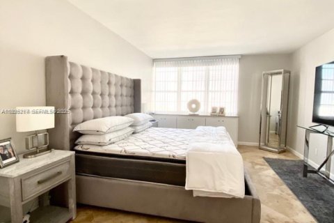 Condo in Miami Beach, Florida, 1 bedroom  № 2076747 - photo 12