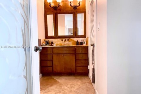 Condo in Miami Beach, Florida, 1 bedroom  № 2076747 - photo 16