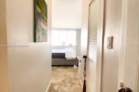 Condo in Miami Beach, Florida, 1 bedroom  № 2076747 - photo 13