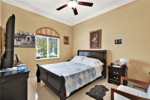 House in Miami, Florida 5 bedrooms, 247.68 sq.m. № 1898267 - photo 17