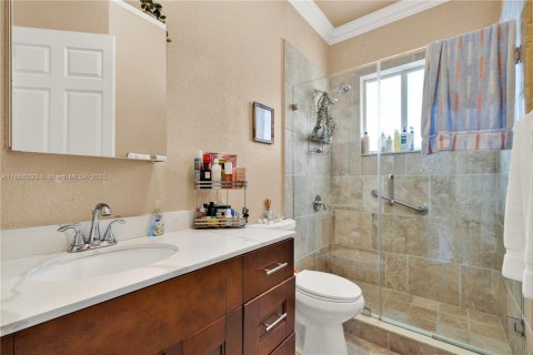 House in Miami, Florida 5 bedrooms, 247.68 sq.m. № 1898267 - photo 18