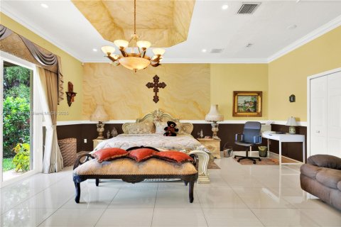 House in Miami, Florida 5 bedrooms, 247.68 sq.m. № 1898267 - photo 23