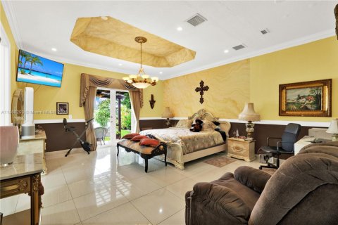 House in Miami, Florida 5 bedrooms, 247.68 sq.m. № 1898267 - photo 21