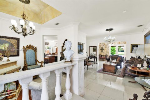 House in Miami, Florida 5 bedrooms, 247.68 sq.m. № 1898267 - photo 9