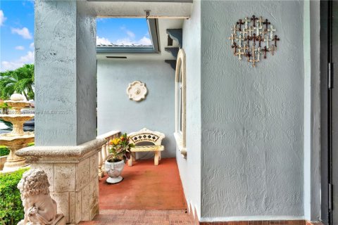 House in Miami, Florida 5 bedrooms, 247.68 sq.m. № 1898267 - photo 7