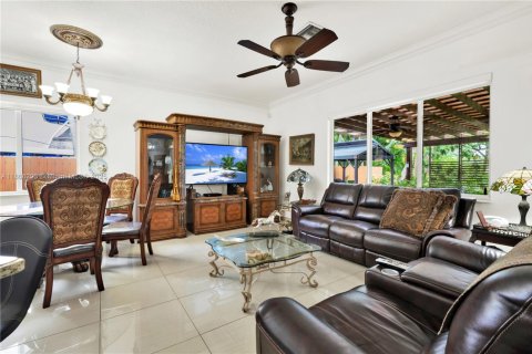 House in Miami, Florida 5 bedrooms, 247.68 sq.m. № 1898267 - photo 30