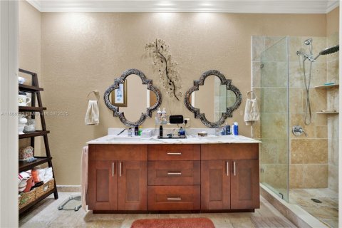 House in Miami, Florida 5 bedrooms, 247.68 sq.m. № 1898267 - photo 24