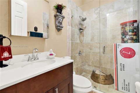 House in Miami, Florida 5 bedrooms, 247.68 sq.m. № 1898267 - photo 19