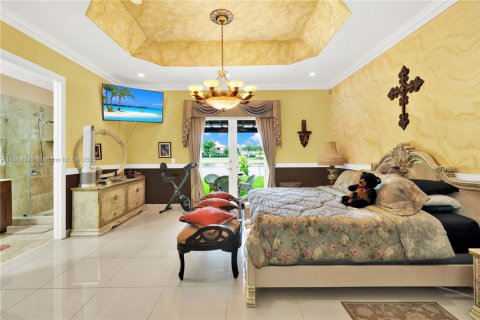 House in Miami, Florida 5 bedrooms, 247.68 sq.m. № 1898267 - photo 22