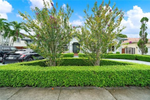 House in Miami, Florida 5 bedrooms, 247.68 sq.m. № 1898267 - photo 2