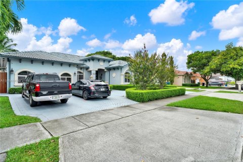 House in Miami, Florida 5 bedrooms, 247.68 sq.m. № 1898267 - photo 5