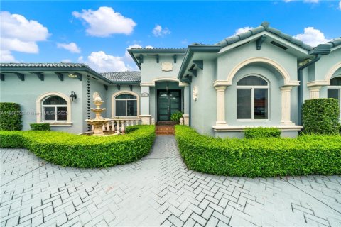 House in Miami, Florida 5 bedrooms, 247.68 sq.m. № 1898267 - photo 1